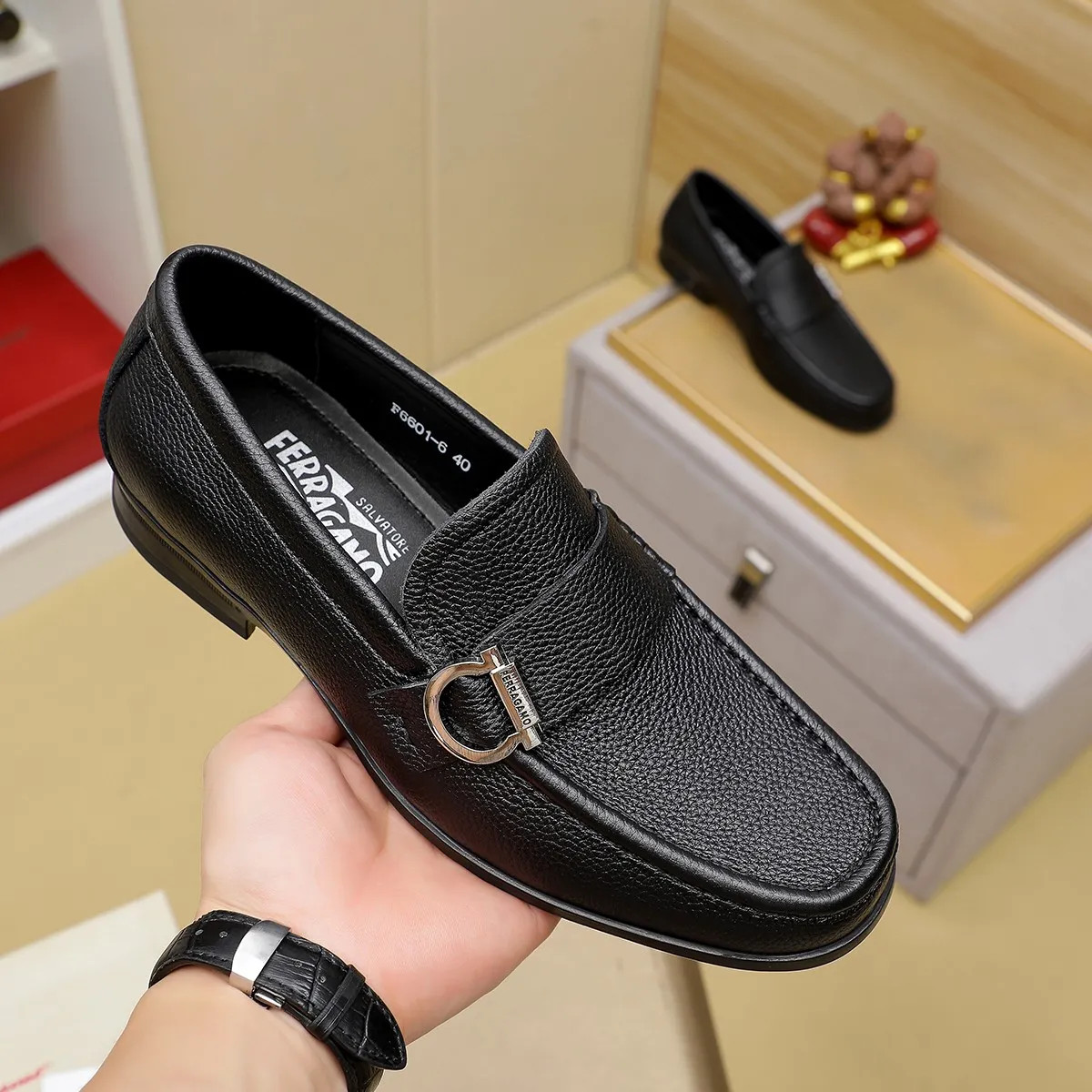 Men's shoes 💰460 🔥 Ferragamo new men's casual slip-on shoes 🇨🇳 Official website original 1:1 mold, original quality 💯 fine workmanship, high-end luxury ☘ The upper is made of imported Italian first-layer cowhide 🌴 Luxurious water dyeing 🐂 Leather lining 🍓 Rubber wear-resistant and non-slip outsole, breathable and comfortable to wear 🍍 The first choice for high-taste men, color optional! Code number 38-44 (45.46. Customized)